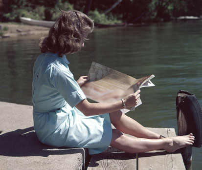 Femme qui lit le journal